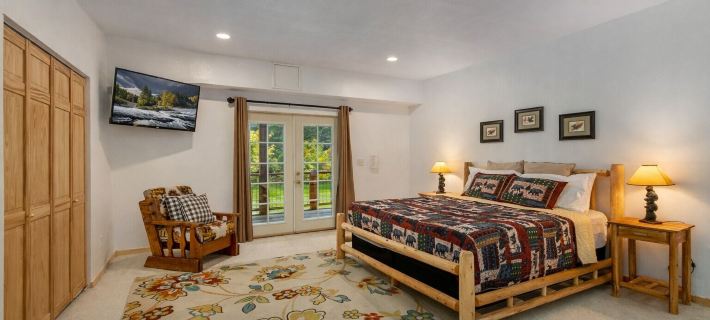 River Road Lodge 7 Bedroom Lodge by NW Comfy Cabins by RedAwning Hotels in Leavenworth