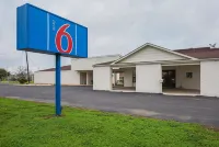 Motel 6 Madisonville, TX - parking
