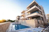 Meridian Pool Residences - 3 tähden