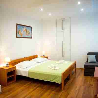 Apartments and Rooms Robi Rooms