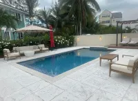 Modern Townhouse Near Beach and Grocery Store โรงแรมใน