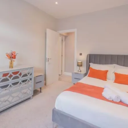 Luxury 3BR W Garden Parking Near Spurs Stadium Отели в г. Харинги