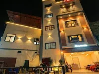 Namo Guest House Hotel berhampiran Jambatan Malviya