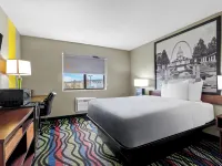 Super 8 by Wyndham Farmington Hotels in St. Francois Township