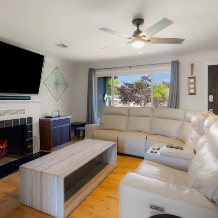The Mixture - Hot Tub, Fire Pit & Covered Outdoor Dining 3 Bedroom Home