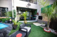 Luxury 2-Bedroom Apartment Near or Tambo with Private Garden & Heated Pool - プール