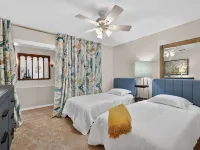 10 Min Walk to DT! Fire Pit-Pet Friendly! A True DT Retreat! 마운트도라 호텔