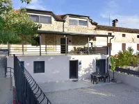 Comfortable vacation retreat with parking Hotels in Plovanija