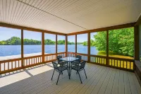 Dog-friendly, Lakefront Home With Private Dock, 2 Kayaks, Decks & Game Room - 4 tähden