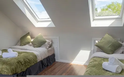 Spacious 3BR Flat Sleeps 7 in Greenford - Wifi