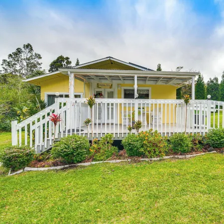 7 Mi to Volcanoes NP: Serene Cottage w/ Deck!
