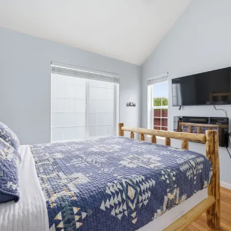 Cozy Queen, Private Bathroom and Entryway
