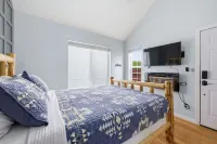 Cozy Queen, Private Bathroom and Entryway - Condos