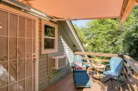 Walk to Downtown Chico! Tree-lined Apt w/ Deck - 2 estrellas