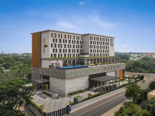โรงแรม โนโวเทล ภูบาเนสวาร์ จันพาท - ที่มีสระว่ายน้ำ