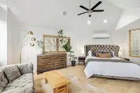6Br Mountain Retreat • Pool • Walk to Pearl St - balcony