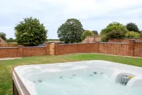 The Talbot – Exclusive Home with Hot Tub - อ่างจากุชชี่