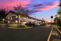Red Roof Inn Salem - parking
