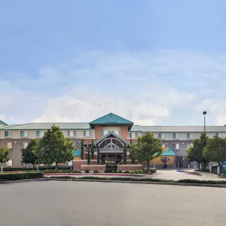 Holiday Inn Express & Suites ELK GROVE CENTRAL - HWY 99 by IHG