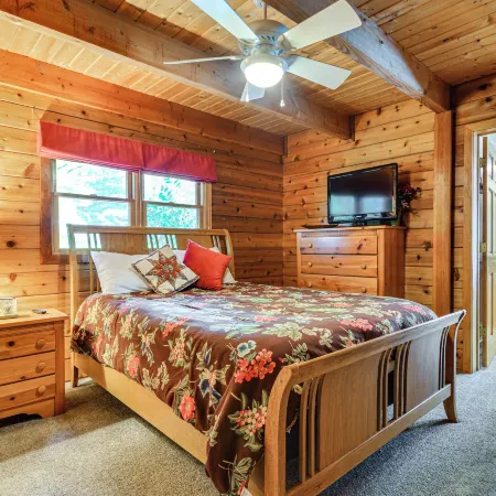Pinnacle Lakefront Retreat: Dock, Canoe & Fire Pit