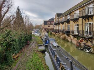 Waterfront Apartment in The Heart of St Neots