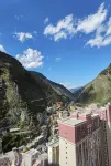Yajiang Jinzang Hotel