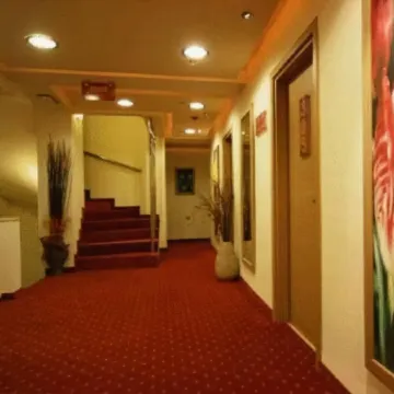 Four Season Colorado Hotel Отели рядом с достопримечательностью «Статуи оленей»