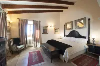 Luxurious 6-Bedroom Villa Just 10 Minutes from the Beach