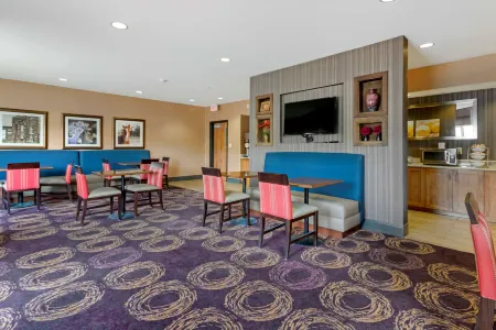 Comfort Inn & Suites Market - Airport Отели в г. Cascade County