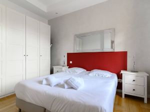 Bright and Spacious Apartment Equipped with All Comfort, at Two Steps from