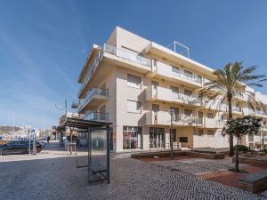 Stunning 2-Bed Apartment in Nazaré with Garage