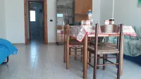 Casa vacanza con cucina e soggiorno e balcone davanti e sul retro a San Foca