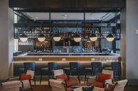 Hotel Indigo COLUMBUS AT RIVERFRONT PLACE by IHG - بار