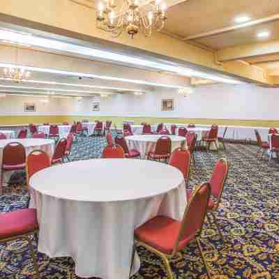 University Inn & Suites Berkeley Dining/Meeting Rooms