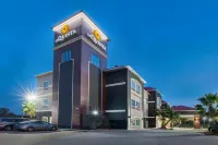 La Quinta Inn & Suites by Wyndham Houston New Caney Hotels near Academy Sports + Outdoors