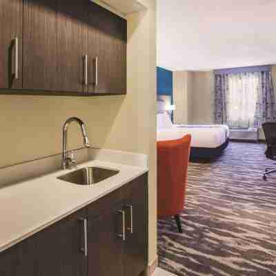 La Quinta Inn & Suites by Wyndham Kokomo Rooms