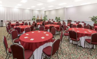 Days Inn & Suites by Wyndham Navarre - Near Beaches/Hurlburt