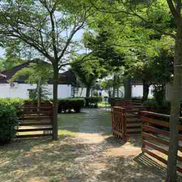 Dog's Bungalow Hotel Exterior