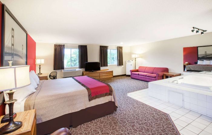 Super 8 by Wyndham West Branch