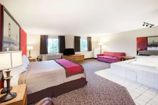 Super 8 by Wyndham West Branch Отели в г. Запад Бранч Тауншип