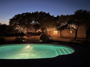 Luxury Home! - Pool - Fire Pit - Near Canyon Lake!