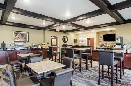 Cobblestone Hotel & Suites - Torrington