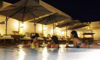 The Avenue Plaza Hotel - مسبح