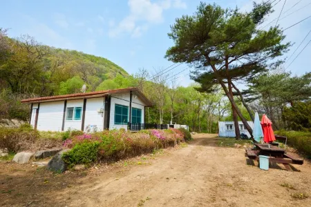 Goesan, Cheongcheonsu, Mokwon. Warrant Pension Отели рядом с достопримечательностью «Shinpoong Hanji Maeul»