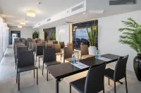Salles Hotel Aeroport de Girona - Airport Shuttle