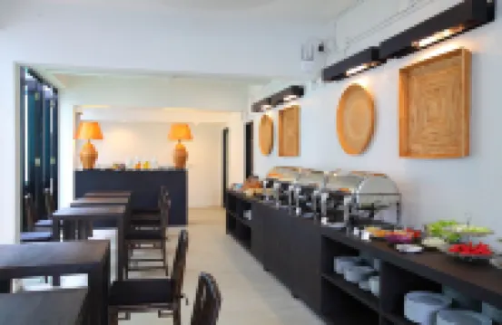 99 the Gallery Hotel