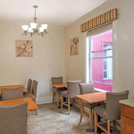 Super 8 by Wyndham San Francisco/Union Square Area Отели рядом с достопримечательностью «Авиакомпания»