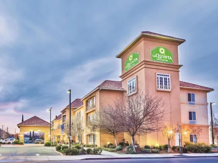 La Quinta Inn & Suites by Wyndham Fresno Northwest Отели рядом с достопримечательностью «Deran Koligian Stadium»