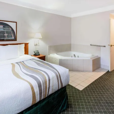 La Quinta Inn & Suites by Wyndham Madison American Center