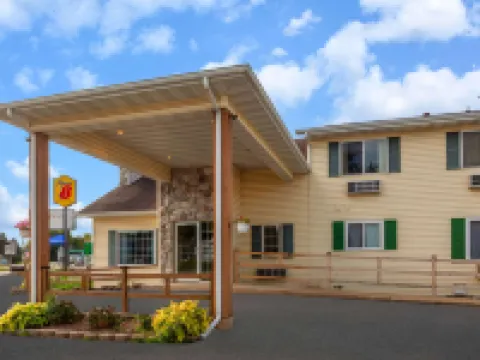 Super 8 by Wyndham Berlin WI Hotels in Green Lake County